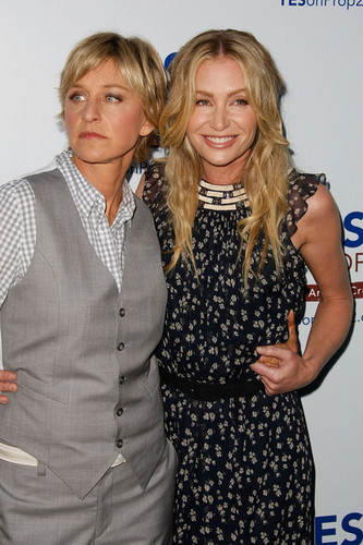  Ellen DeGeneres And Portia de Rossi Host Yes! On hommage 2 Party