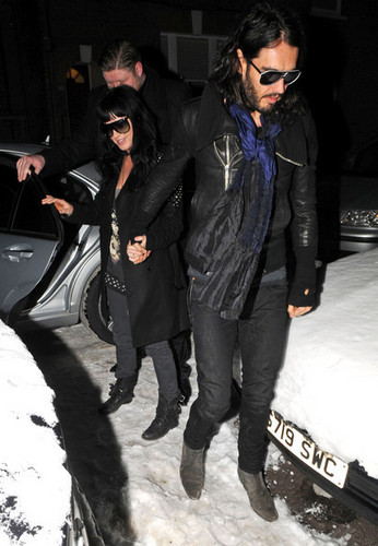  Katy Perry and Russell Brand arriving in লন্ডন (Jan 9th)