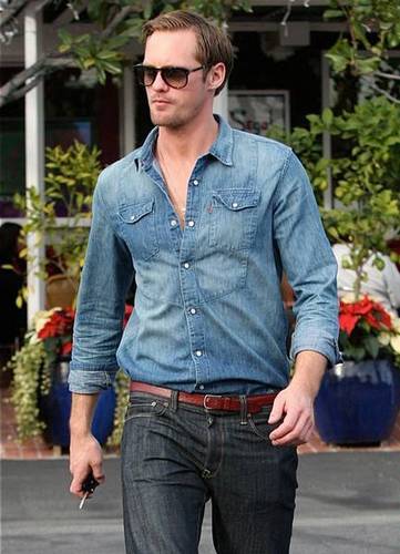  Alexander Skarsgård going to have lunch with a friend at 费雷德 Segal in West Hollywood January 17