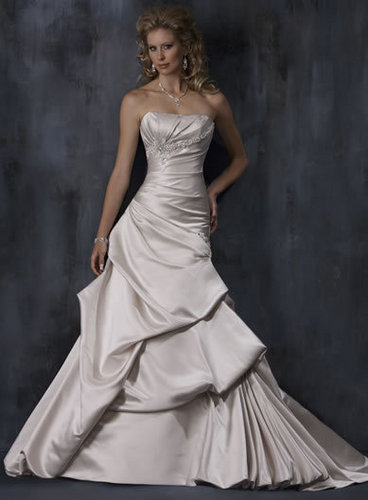  Bridal gaun
