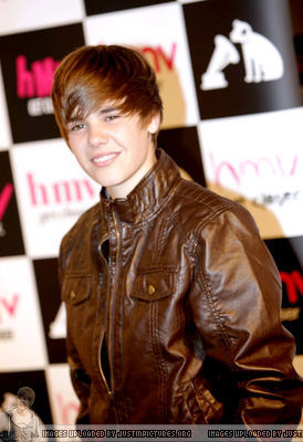  January 18th - My World Album Signing In Londres