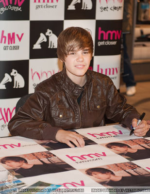  January 18th - My World Album Signing In ロンドン