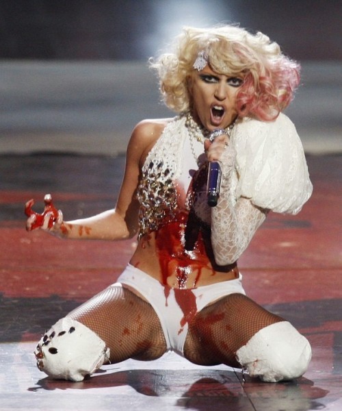 Lady Gaga şochează din nou: A purtat pantofi cu toc în formă de penis la American Idol