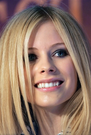 Avril in dark makeup vs Avril in light makeup Avril Lavigne Fanpop