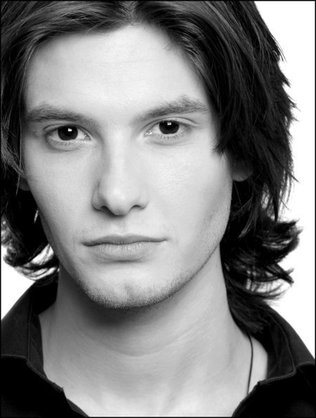 what do bạn think, does Ben Barnes look better with long hair hoặc with  short Hair - Ben Barnes - fanpop