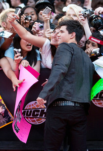 did taylor lautner kiss one of his fans?!?
