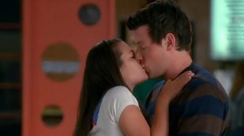  Who is Finn kissing?