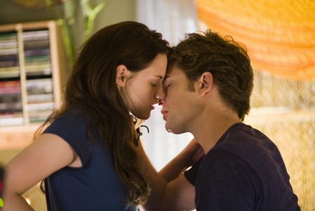  T atau F: When Edward and Bella first met, it was Cinta at first sight.
