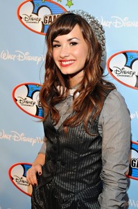  What color team was Demi on in the 2008 Disney Channel Games?