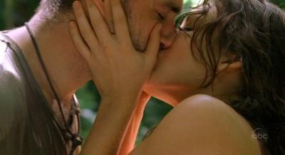  LOST: Jack & Kate shared their first キッス in which episode?