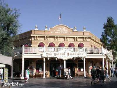  Which साल apperars over the entrance of the Golden Horseshoe at Fronteirland, Disneyland?