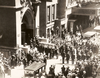  How many people were estimated to pay their respects at Rudolph Valentino's funeral?