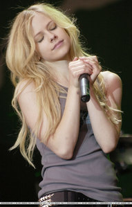  T یا F: Avril's fourth tour started four days after Valentine's day.