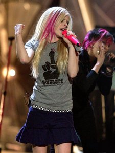What date did Avril start her fifth tour?