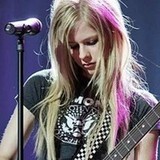  What 月 did Avril's fifth tour finish?