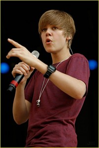  when justin bieber performed at the white house in april what did 项链 have on it?