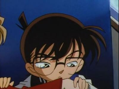  Who is Shinichi smelling?