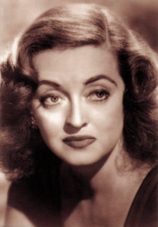  Who was the first actress to recieve the Bette Davis Lifetime Achievement Award ?