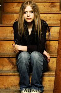  What is the name of Avril's official Web site?