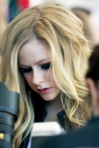  What type of Mobile Phone (Cell) does Avril have?