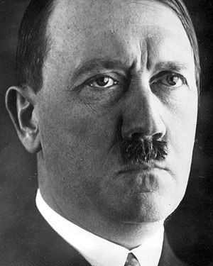  why did adolf hitler hav such a tiny mustache??