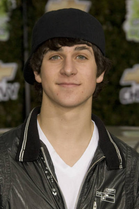  What uprising teen 星, 星级 did David Henrie meet while he was visiting Tennessee?