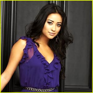  where is shay mitchell (emily) born in ?