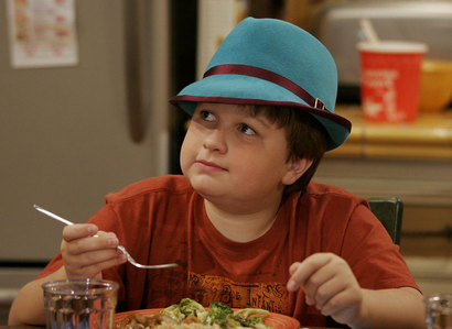  Which person did NOT wear the blue hat through the episode?