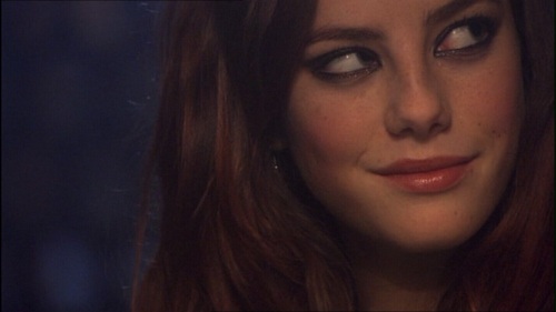  What color is the strap around Effy's arm in 1x08?