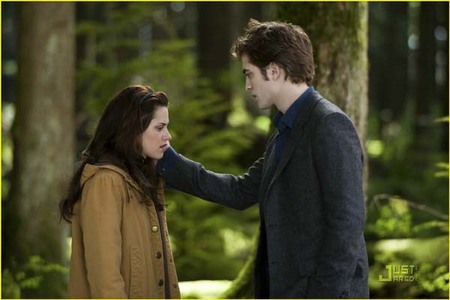  I think New Moon is going to be amazing! No offence to Catherine Hardwicke (she is a very talented director and she puts herself into her work) but Chris Weitz really seems to want to keep as much from the Книги as possible. I think that New Moon is going to be even better than Twilight, which is saying a lot, because book-to-movie wise it was amazing. They even kept some of the lines in. But it looks like there will be even еще of that in New Moon. I can't wait. ;)