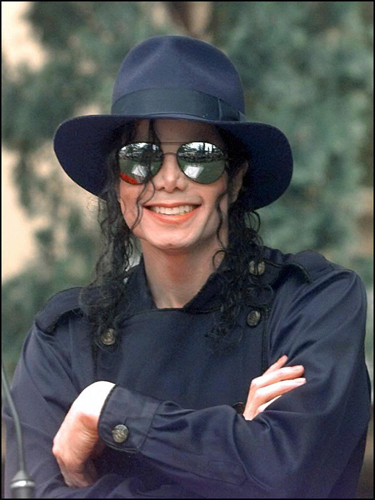  Q:How would te feel about your children becoming pop icons, based upon your experience? Michael: I don't know how they would handle that. It would be tough. I really don't know. It's hard, since most of the children of celebritàs end up becoming self-destructive because they can't live up to the talent of the parent. People used to always say to Fred Astaire Jr., "Can te dance?" And he couldn't. He didn't have any rhythm, but his father was this genius dancer. It doesn't mean that it has to be passed on. I always tell my children, te don't have to sing, te don't have to dance. Be who te want to be, as long as you're not hurting anybody. That's the main thing.