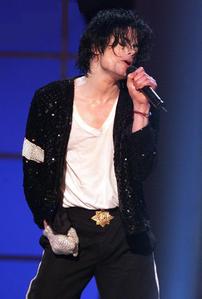  I tried hard not to cry..but I did :( It's like I was watching something I couldn't belive it was real.. I loved the 'Gone too soon' performance .. RIP Michael :( I'm even crying now..