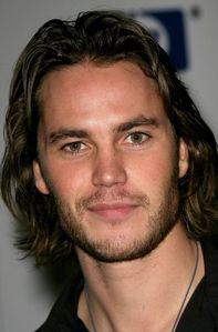  I always pictured Ian as a strong guy,cause she's always talking about that,but i don't see Kellan as Ian, 1º he's already y the twilight 电影院 and 2º the eyes , ian has a pair of gorgeous blue eyes y don't think contacts would look like the ones she describe.He's a an adorable and gorgeous emmet better than the one i imagine less scary, ijus can't see im as Ian, what abuot Taylor Kitsch as Jared?? he's hot =D