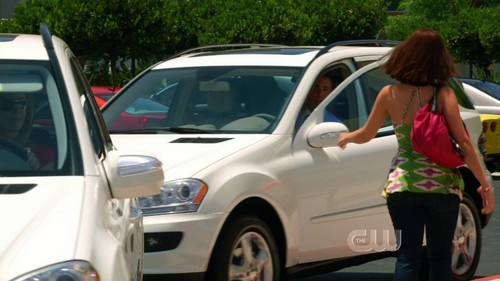 ok weird question but can anyone tell me what kind of car naomi has(the one her dad got her, her mom has the same one).