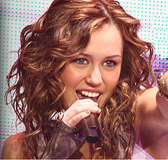  i dont no for sure if she does now but i read in her book miley cyrus miles to go she detto when she additioned for hannah montanna she didnt have them but when seh got the part and she came back to film she changed alot and had braces and everything so they got them removed but i do know she did get her teeth fixed!