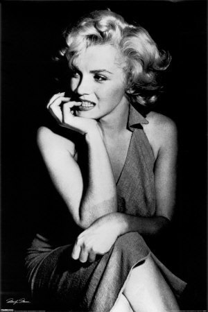  Marilyn Monroe!!! I miss her <3 And my Sekunde option would be Heath Ledger. I just wish he would have lived long enough to get the awards and to see how amazing of a job he did in Dark Knight.