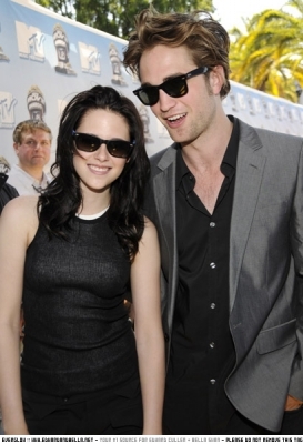 Yes they would make a great couple, so i hope they do get together <3