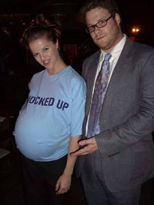  No, he doesn't have a baby. Is this the picture you're referring to? If so, then it was just a gag for the Knocked Up premiere, she's not actually pregnant. P.S.: Your English is very good!