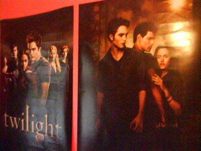  Na, Not really I mean only Everytime Im on the internet it has something to do with The Twilight Saga, Everytime I look at my phone I have 101 pictures to do with Twilight! Everytime I walk in my room I see 2 huge posters on my দেওয়াল of Twilight and New Moon and I see the 4 বই on my side, ;) Well I surpose I like it a little,