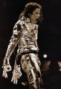  i like History tour सोना suit///// i dont like it i looooooooooveeeeee it/////gold suit............
