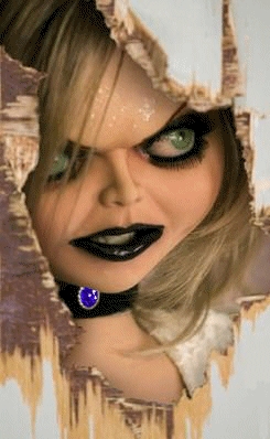  Well, in Bride of Chucky she gets burnt in the オーブン after the バン Jesse, Jade, Chucky, and her are driving crashes, but she survives that. What she does die from is giving birth to Glen... In Seed of Chucky, Chucky killed her with an ax but she transferred her soul into Jennifer Tilley before she actually died....
