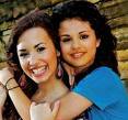  theyre both really pretty in diff ways! theyre both special theyre both pretty and they are very talented! here is what i think: selena is mais of a pop singer and shes a better actress than singer and demi is mais of a rock singer and shes a better singer than actress i amor demis smile and selenas smile and i just amor their hair and fashion! so theyre both coolyo in awesomely awesome ways!