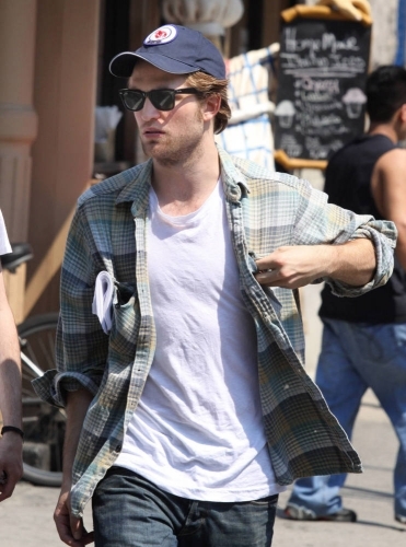 Does anyone knows what are the name or brand of Rob's AMAZING sun glasses (btw we even see them in Twilight!) ??? & If so, any store that sell those in Canada...