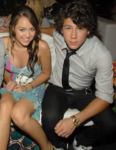  What couple was better, Niley <-(that 1) 或者 nelena?