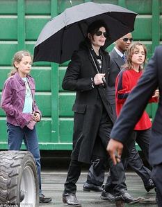 okay this is when I only knew stuff about Michael Jackson the singer and not Michael Jackson the person.
Michael Jackson has kids?! His son is cute!
so yeah, this is the first picture I saw and then I looked up a bunch of stuff about him and then got more into his music and then he died and I just became a truly real fan :(