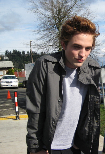  yes he's extremely beautiful, he has a pure soul(though he doesnt think he has one, i do), his love for his family and bella is extraordinary, he's kind, gentle, and i hate when he thinks of himself as a monster cause he isnt, he's amazing. i love edward....i wish he was real...