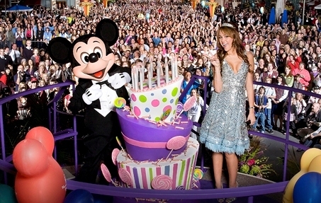  Heya Popstar543, Miley Cyrus Is 16 Years Old. She Had A Massive Birthday Celebration At ディズニー Land! I Hope This Helps Yuu! 愛 From Laura_B x x x x