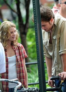  Rumor has it that Emilie is the reason why Robert broke up with his Twilight co-star Kristen Stewart. Is that Real???