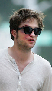  WTH???? Why is rob using (in "Remember Me") the same sunglasses he used in Twilight?