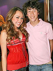  i wish they got back together . they look so cute toghter